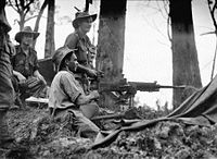 Soldados australianos disparando una ametralladora Tipo 92 capturada.