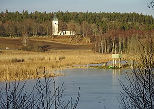 Kyrksjön och Grödinge kyrka.
