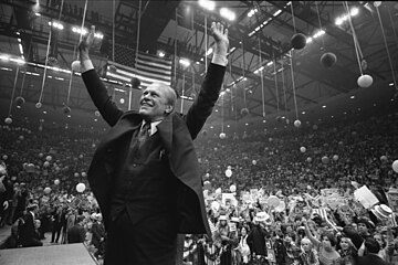 Prezident Gerald Ford během prezidentské kampaně v Nassau County Veterans Coliseum v Hempsteadu, New York před návratem do Michiganu těsně před volbami, 31. října 1976