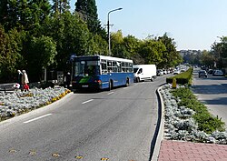 91-es jelzésű busz kapaszkodik fel a Pusztaszeri körönd irányába a Pusztaszeri úton