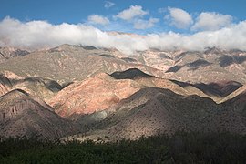 La Quebrada de Humahuaca, profunda sulko de origino tekton-rivera, konsiderita Monda heredaĵo de Unesko.