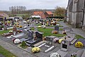 Chrysanten op graven in Sint-Agatha-Rode