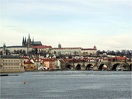 Photographie en couleurs du Hradčany de Prague avec la Vltava qui coule au premier plan