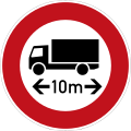 Lastwagen, direkt darunter zwei nach außen zeigende Pfeile mit der Aufschrift "10 m"