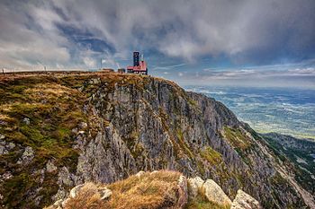 Krkonošské kary Sněžné jámy s vysílačem na Vysoké pláni