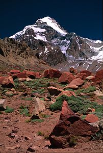 Akonkagvo vidata el la bazo de Puente Del Inca