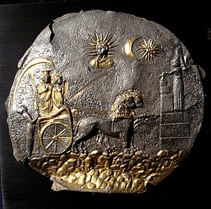 Plaque de Cybèle, Aï Khanoum, sanctuaire du temple à niches indentées, IIIe siècle av. J.-C., argent doré, d : 25 cm, musée national d'Afghanistan[51].