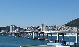 Namhang-brug gezien vanaf de kustweg van Yeongdo-gu