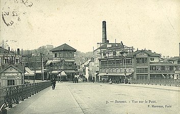 Vue de l'ancien pont de Suresnes vers le boulevard de Versailles et la rue du Pont en 1906. La forteresse du Mont-Valérien apparaît en arrière-plan.