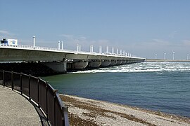 Deltawerke-Oosterschelde-Sturmflutwehr Oosterscheldeseite.jpg