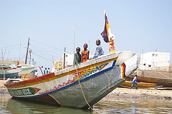 Bateau de pêche à Saint-Louis (Sénégal). (définition réelle 3 008 × 2 000)