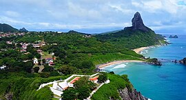 Imagem aérea da ilha com o Forte de Nossa Senhora dos Remédios, a Vila dos Remédios e o Morro do Pico