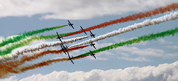 Esquadrão de demonstração aérea da Força Aérea Italiana, Frecce Tricolori, durante uma apresentação no Royal International Air Tattoo de 2011. (definição 4 716 × 2 151)