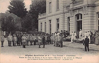 Remise de croix de guerre et de la Légion d'honneur à des blessés de l'hôpital par le général Briant, commandeur d'armes, dans la cour d'honneur, le 30 juillet 1917.