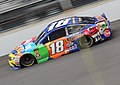 Kyle Busch com a pintura dos M&Ms Caramel