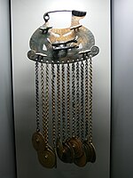 Fibula – broška z obešenimi diski in živalsko figuro, Hallstatt