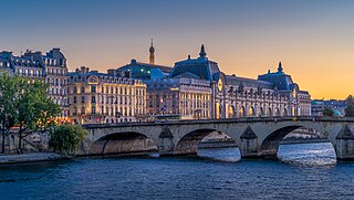 A Pont Royal és a Musée d’Orsay látképe alkonyatkor (Párizs, Franciaország)