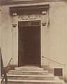 Vue détaillée de la porte de l'escalier nord de l'hôtel de la Roche-Guyon (aile des remises), vers 1910.