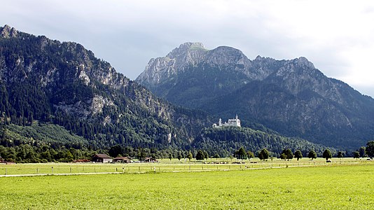 Säulingmassiv mit 12-Apostel-Grat und Pilgerschrofen, unten Schloss Neuschwanstein über Pöllatschlucht.