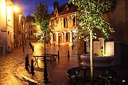 La place du four, la fontaine des fontenottes et la maison de bois.