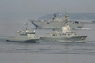 El buque Juan Carlos I (fondo) junto al Tornado (izq.) y al Almirante Juan de Borbón (der.)