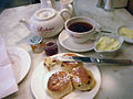 傳統的英國茶和司康餅，茶是英國最受歡迎的飲料[100]