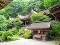 本殿と境内社・紫神社（右前）