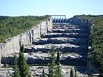 L'évacuateur de crues de la centrale Robert-Bourassa est capable d'absorber un débit deux fois supérieur à celui du fleuve Saint-Laurent. La centrale, d'une puissance installée de 5 616 mégawatts, a été inaugurée en 1979. Elle est au cœur du réseau de huit centrales hydroélectriques connu sous le nom de projet de la Baie-James.