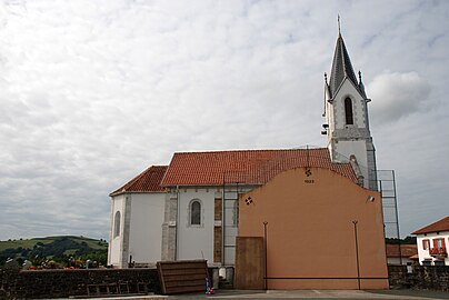 L'église Sainte-Luce à Amorots, et le fronton.