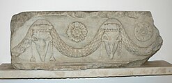 Архитрав с букраниями. III—II век до н. э. Бургас, Археологический музей