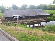 Un lavoir sur le Doueff, à Mauron