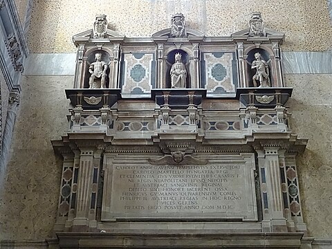 Tombeaux des rois de Naples sur l'envers de la façade.