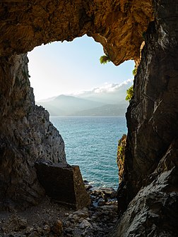 Caverna de Gônatas na baía de Plakiás, Creta. As cavernas e os túneis de Gônatas foram escavados pelo exército alemão durante a ocupação da ilha de Creta na Segunda Guerra Mundial. (definição 4 949 × 6 598)