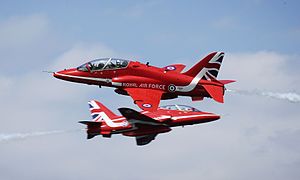 A RAF Red Arrows műrepülő csoportjának két Hawk T.1-ese 2015 májusában