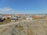 Rankin Inlet (inuktitut: Kangiqliniq) í sunnara landsparti Kivalliq.