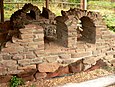 Teilrekonstruierter Glasschmelzofen der Waldglashütte am Lakenborn