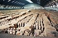 Exércitu de terracota (Xian, 210 e.C.). asitiáu nel interior del Mausoléu de Qin Shi Huang, unu de los llugares arqueolóxicos más espectaculares de China y del mundu, afayáu de casualidá en 1974.