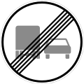 rundes Schild mit einem grauen Lastwagen und einem grauen Auto auf weißem Grund, mit mehreren schwarzen Strichen von links unten nach rechts oben durchgestrichen