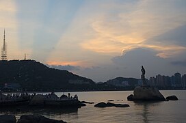 Coucher de soleil au-dessus de la fille du pêcheur.