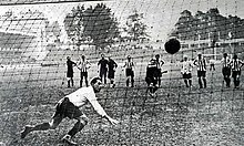 Photographie montrant le gardien tchécoslovaque qui regarde le ballon entrer dans son but et d'autres joueurs sur le terrain.