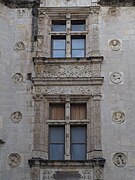 Photographie en couleur de la façade d'un bâtiment ancien.