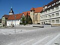 Stiftshof: ganz links das Bandhaus, dahinter der Stadtturm, rechts davon die Stiftskirche und ganz rechts das Amtsgericht