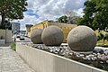 Tres esferas de piedra de Diquís en la entrada principal del nuevo edificio de la Asamblea Legislativa de Costa Rica building, San José