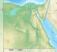 Mapa konturowa Egiptu, u góry nieco na prawo znajduje się owalna plamka nieco zaostrzona i wystająca na lewo w swoim dolnym rogu z opisem „Jezioro Krokodyli”