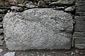 Cruz tallada en una piedra en la casa del portero