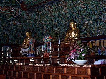 Estos dos Budas de madera fueron redescubiertos recientemente y pasaron a ser uno de los ejemplos más antiguos de escultura de madera que sobreviven de Corea.