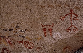 Pinturas rupestres de Cueva de las Manos (Río Pinturas, Argentina, cerca de 9000 años de antigüedad). Representan esquemáticamente a un hombre y a grupos de animales; también se observan otros símbolos, destacadamente las manos que dan el nombre al lugar. Esta forma de arte prehistórico, aunque es un testimonio valiosísimo para la reconstrucción del pasado, no es una fuente histórica en el sentido clásico de la palabra, sino arqueológica.