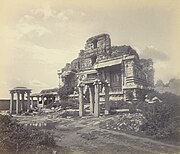 Fotografija iz leta 1868 ruševin imperija Vidžajanagara v Hampiju, ki je zdaj na Unescovem seznamu svetovne dediščine [167]