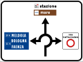 Preavviso di intersezione urbana rotatoria in cui un ramo conduce a una ZTL
