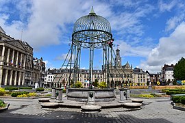 Vieux puits de la place de l'Hôtel de ville de Saint-Quentin